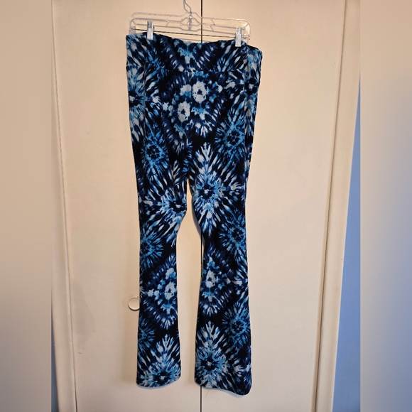 No Boundaries Super Soft Blue and White Tie-Dye Lounge Pants - Picture 3 of 5